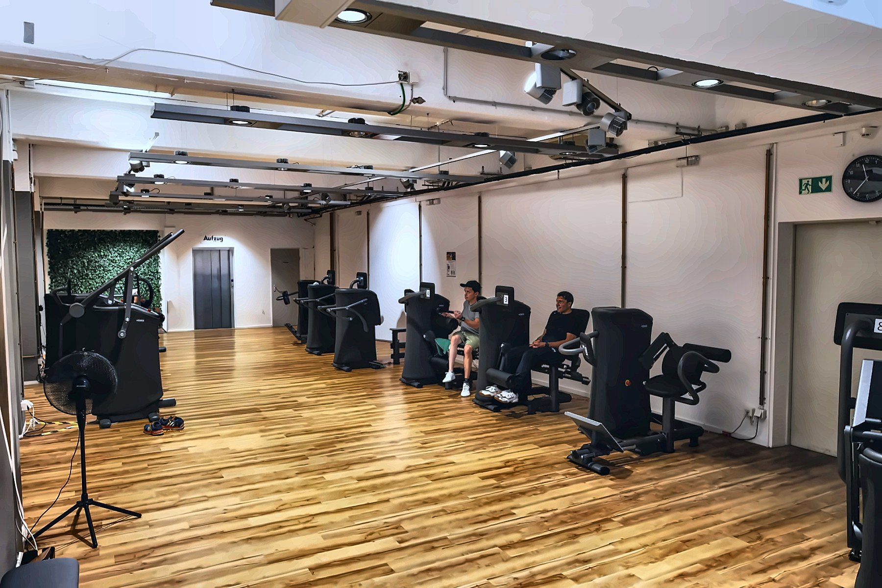 Weitläufige, lichtdurchflutete Trainingshalle im AMILU FITNESS Oberursel